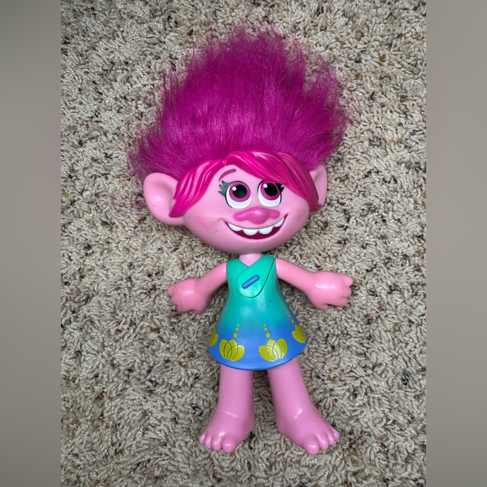 Dream Works Trolls World Tour Poppy Singing Doll 2019